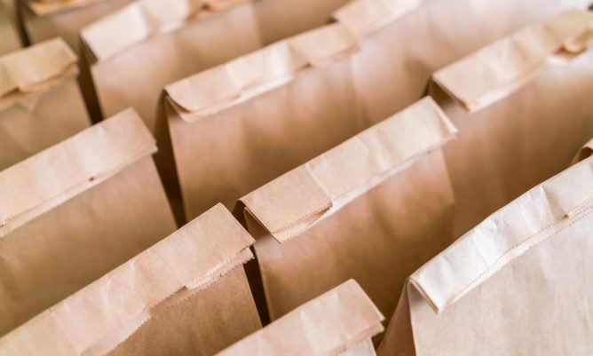 sacs-papier-brun-table